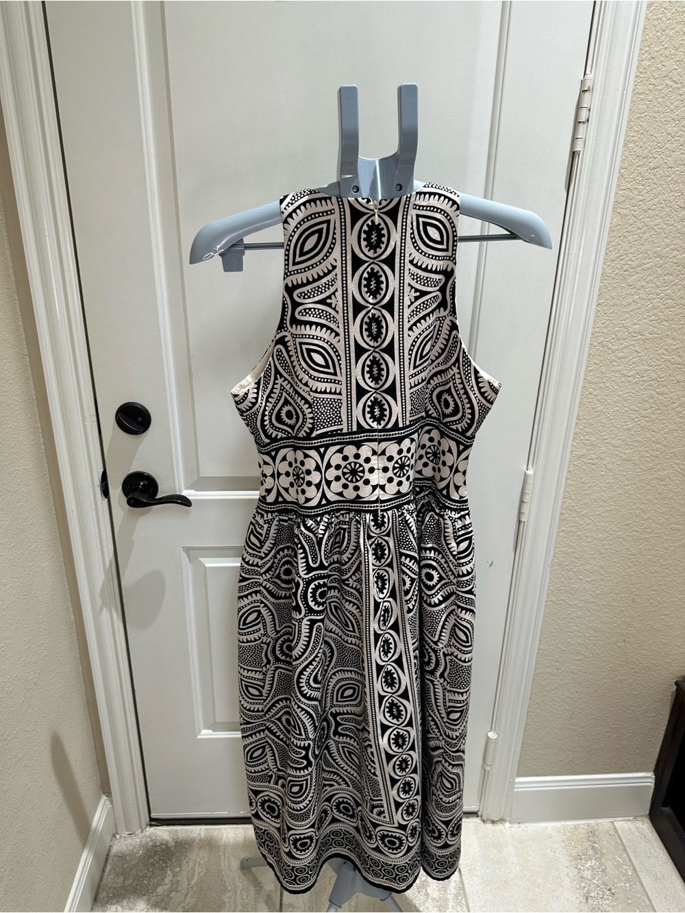 Donna Morgan Black and Cream Graphic Print Sleeveless Dress - Picture 6 of 9
